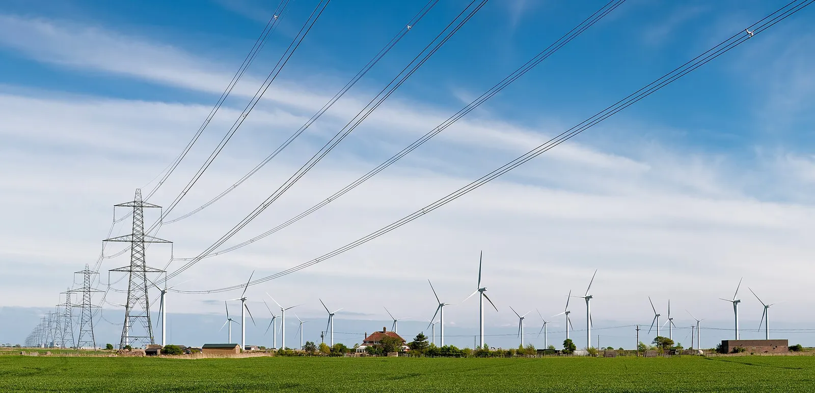 Des lignes électriques à haute tension et des éoliennes