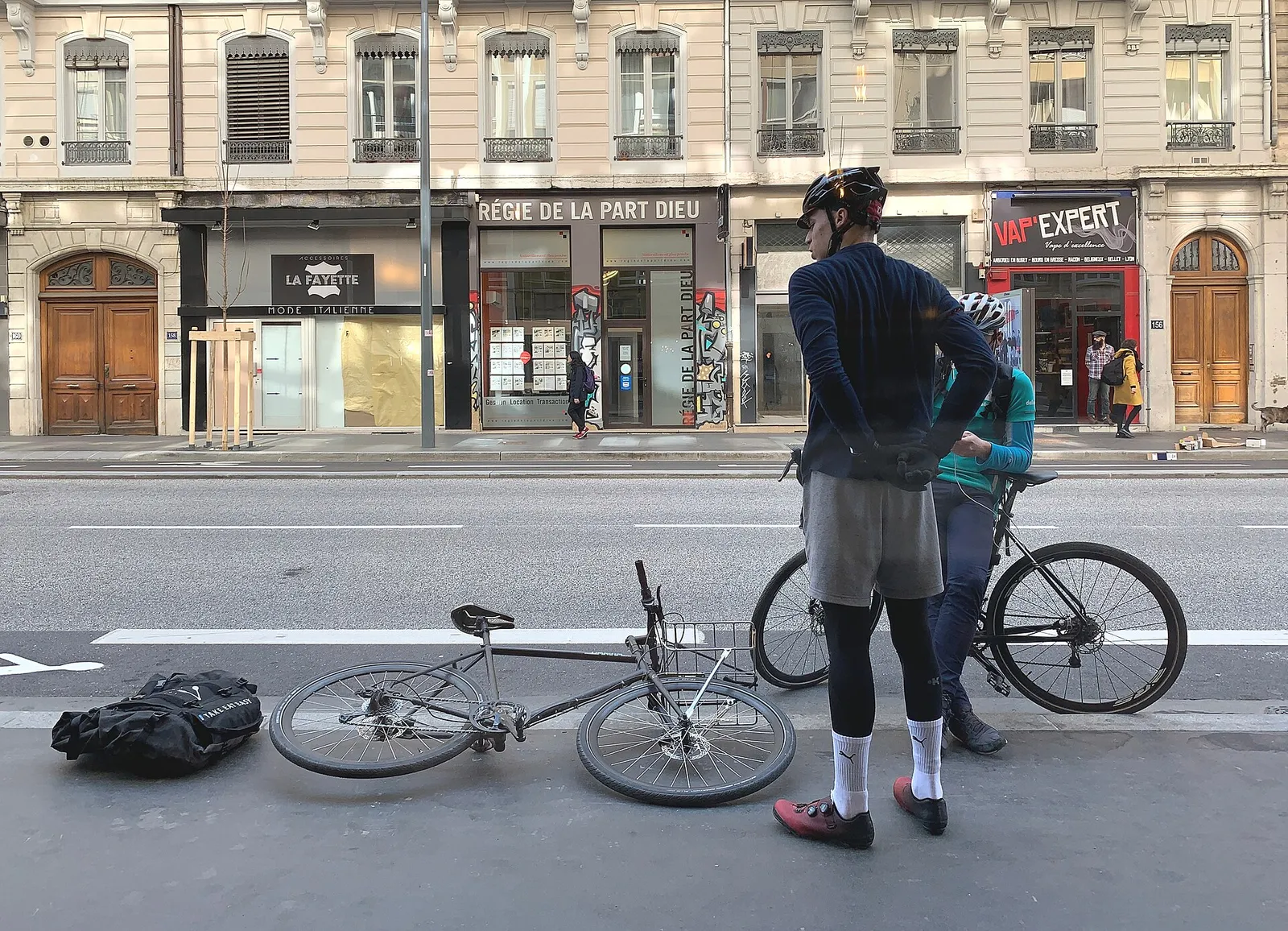 Des livreurs à vélo attendent leurs commandes (Lyon)