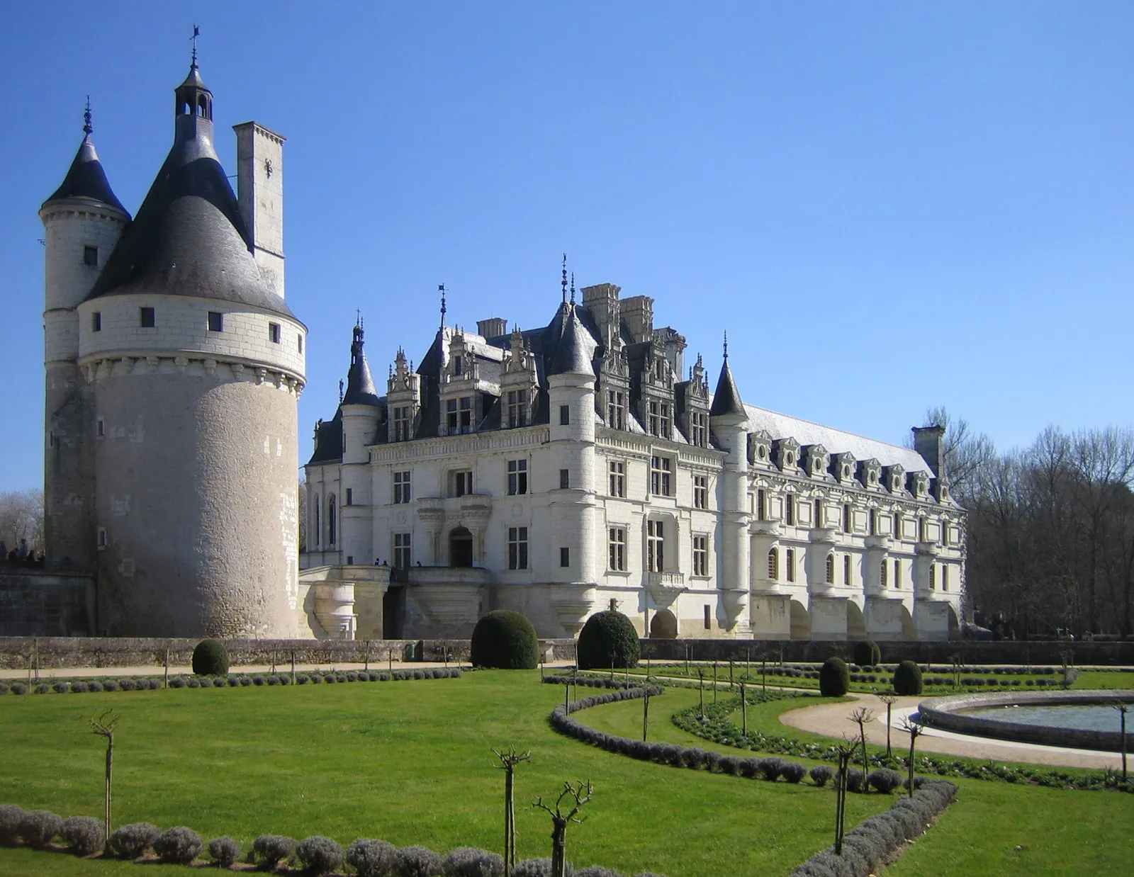 Le château de Chenonceau enjambant le Cher, dans la vallée de la Loire (illustration)