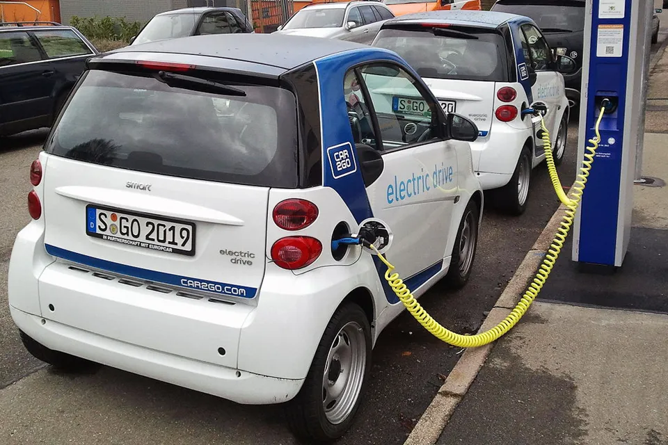 Une petite voiture électrique en ville