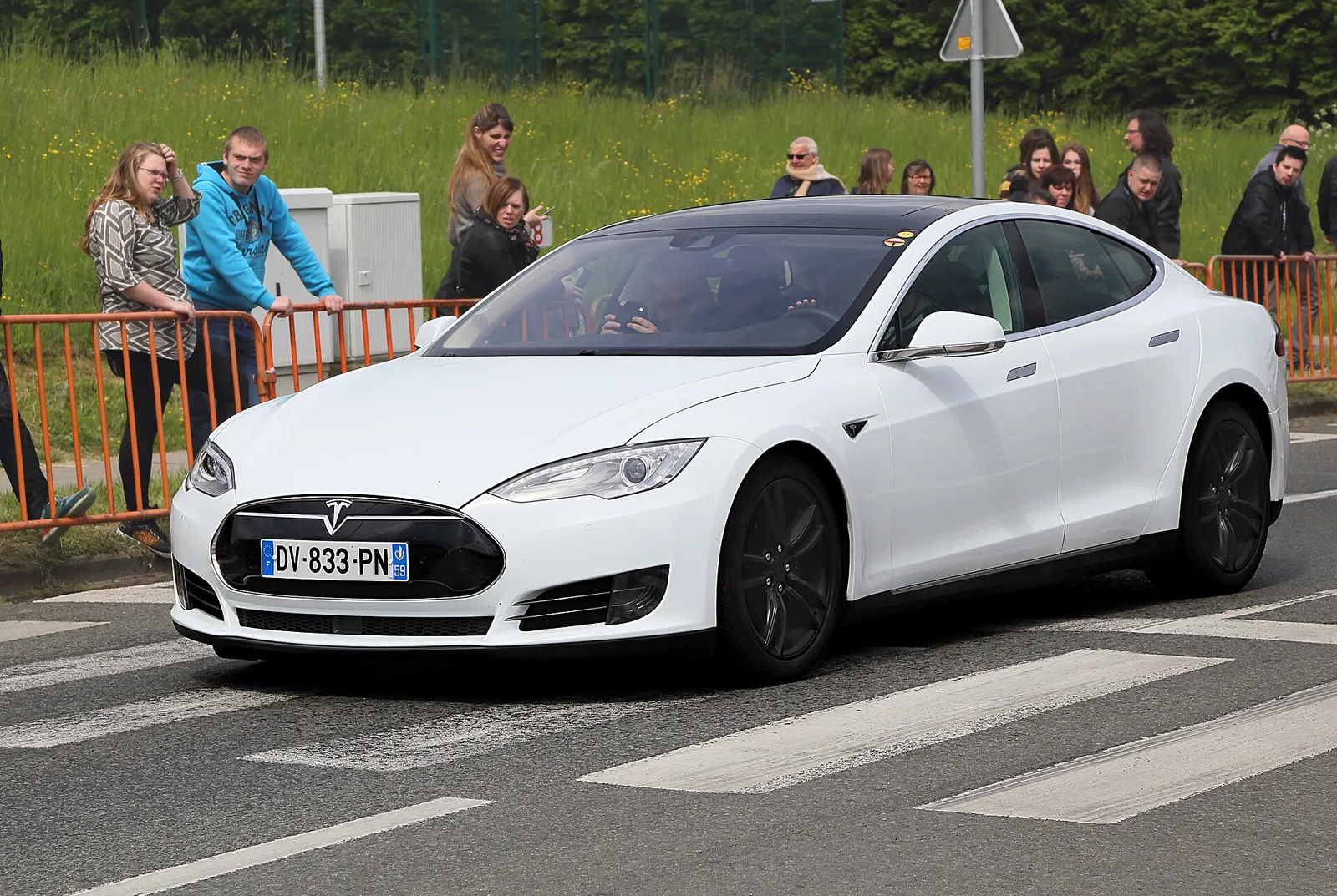 Une voiture Tesla en ville