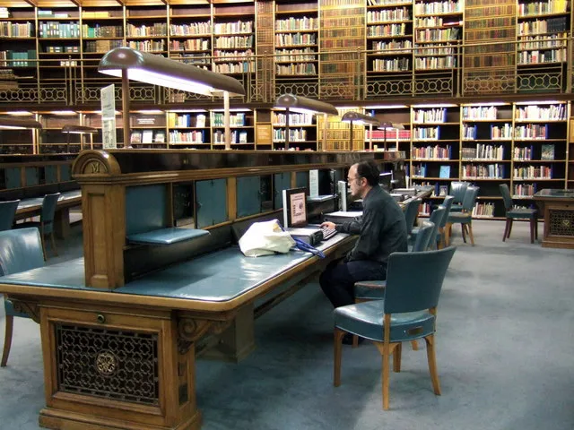 Une salle de lecture emplie de livres