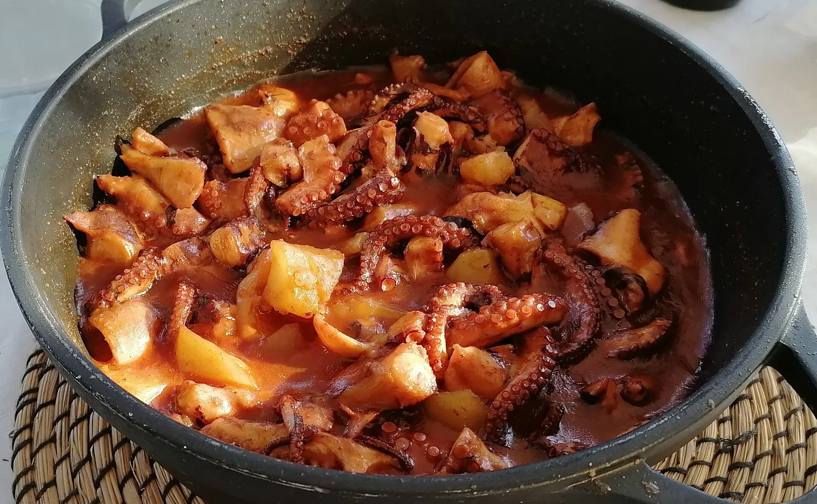 Plat catalan accompagné de sauce romesco