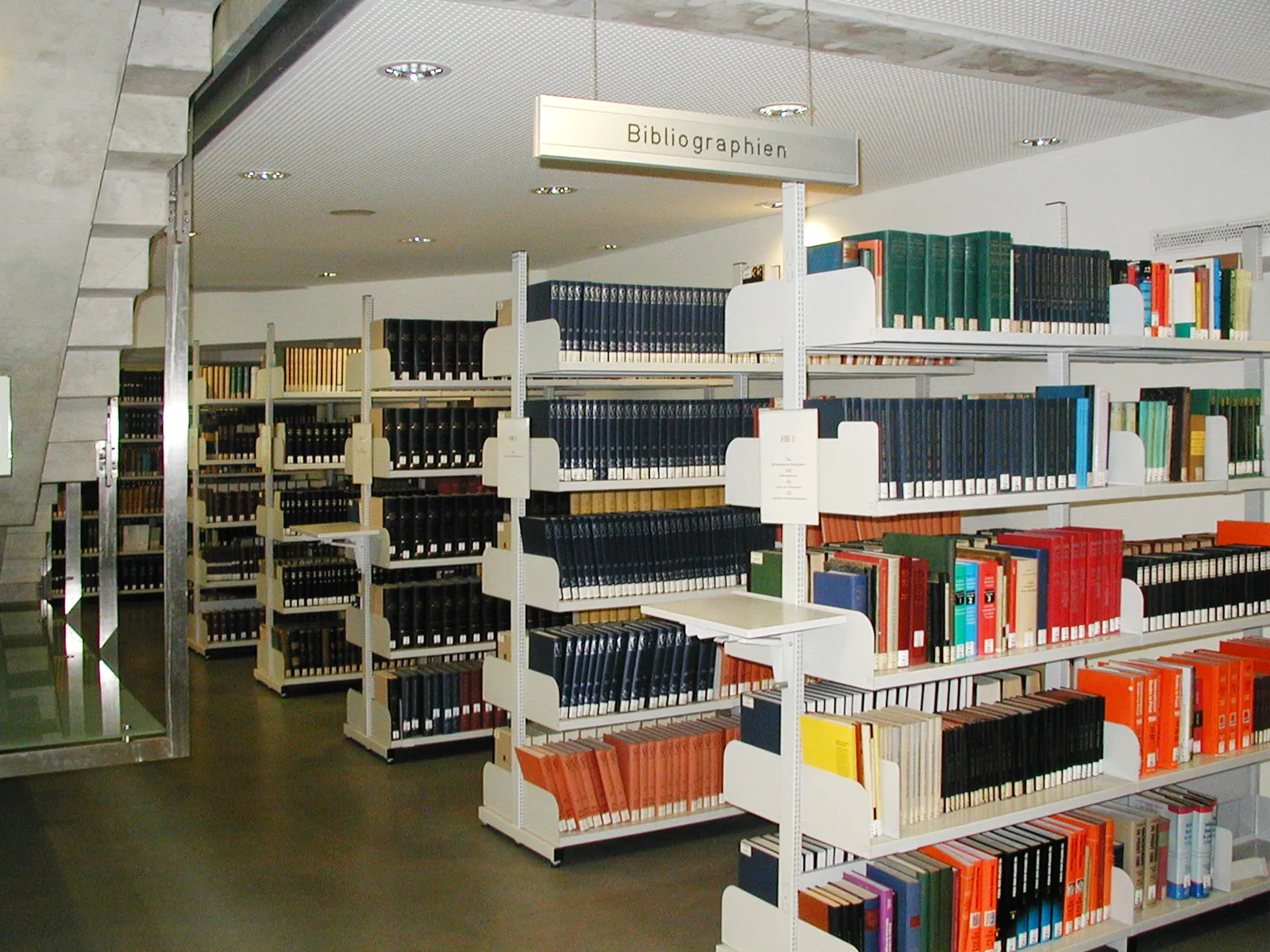 Des rayonnages de livres dans une bibliothèque