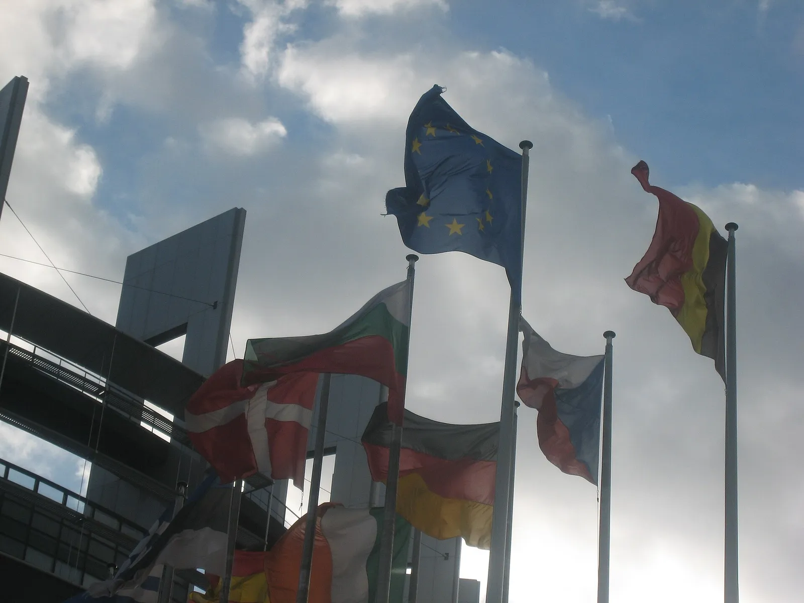 Drapeaux devant le Parlement européen à Strasbourg