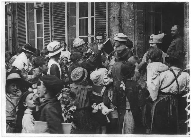 Une distribution de jouets à des enfants, photographie d'archives