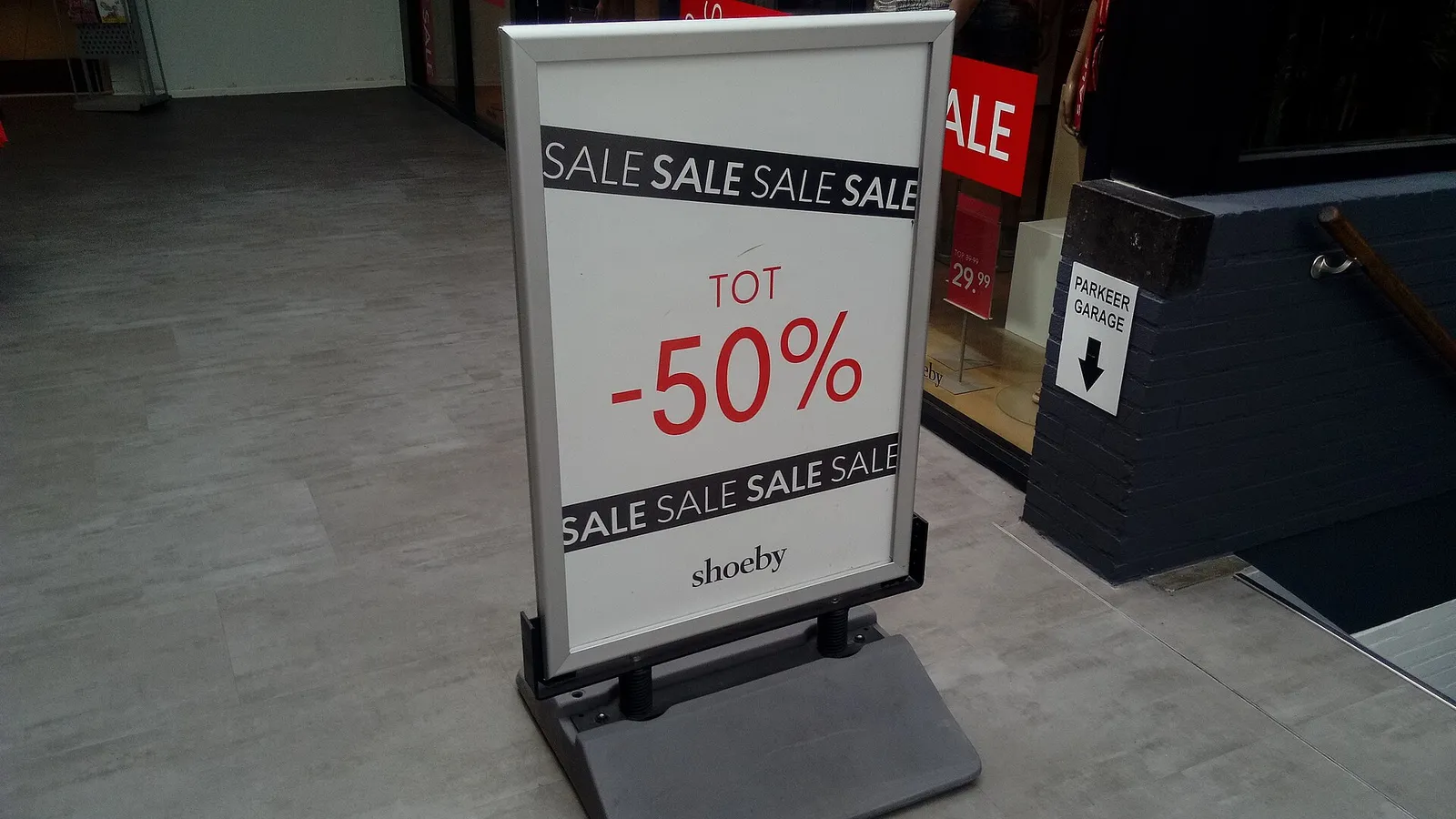 Une vitrine de magasin affichant des soldes (illustration)