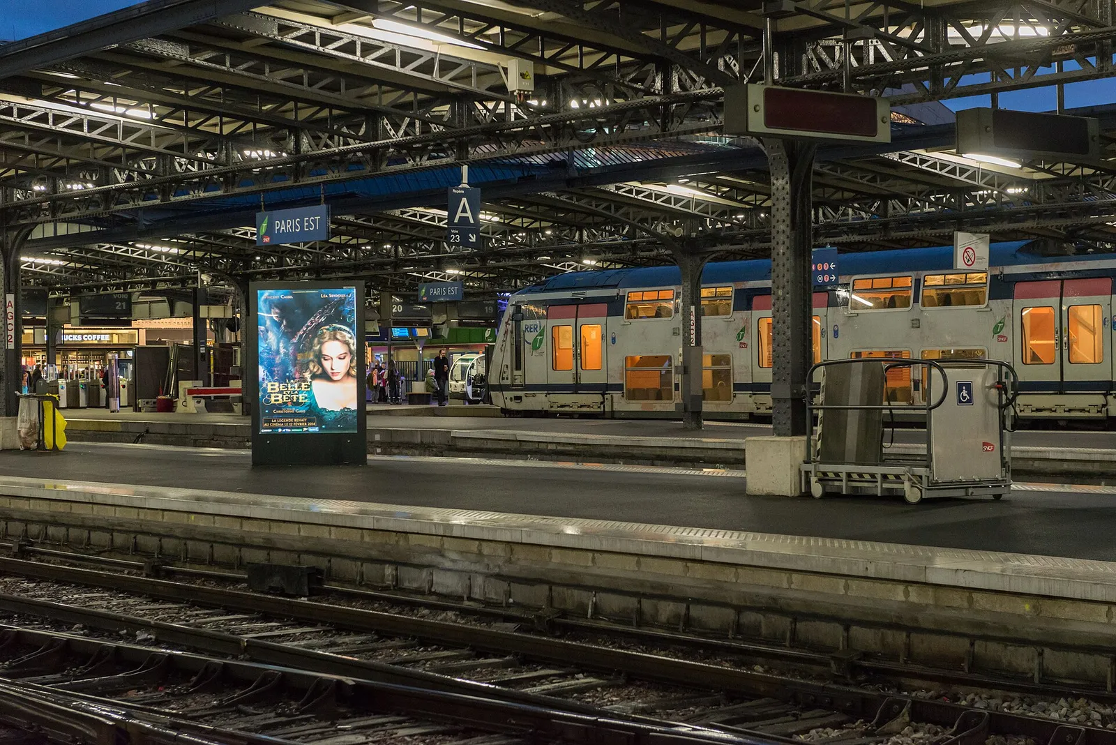 Un train du RER à quai, à Paris (illustration)