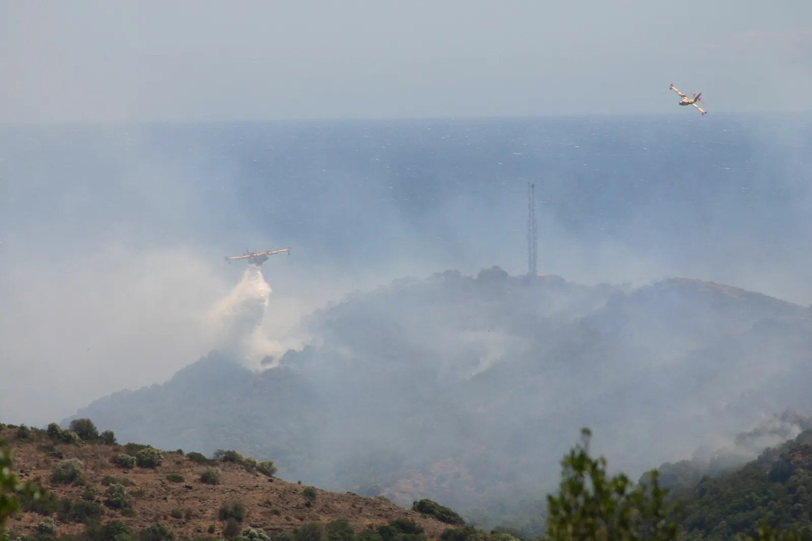 Un Canadair larguant de l'eau sur un incendie dans le sud de la France