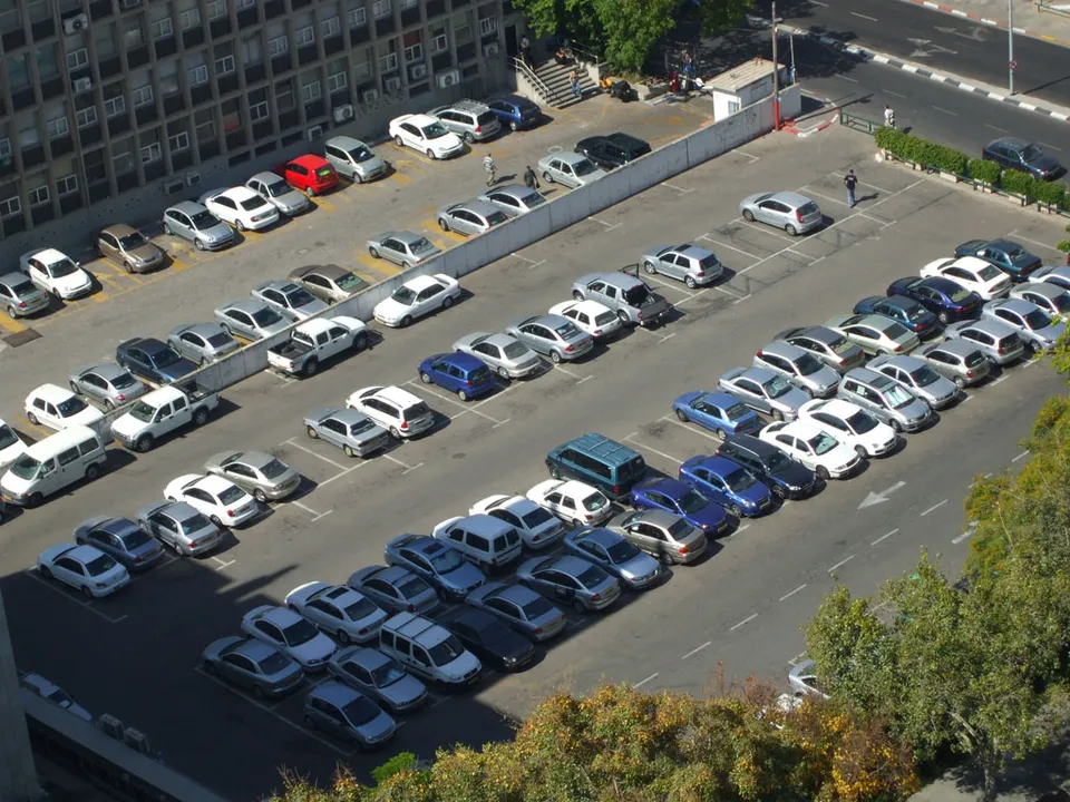 Un parking de voitures en plein soleil (image d'illustration)