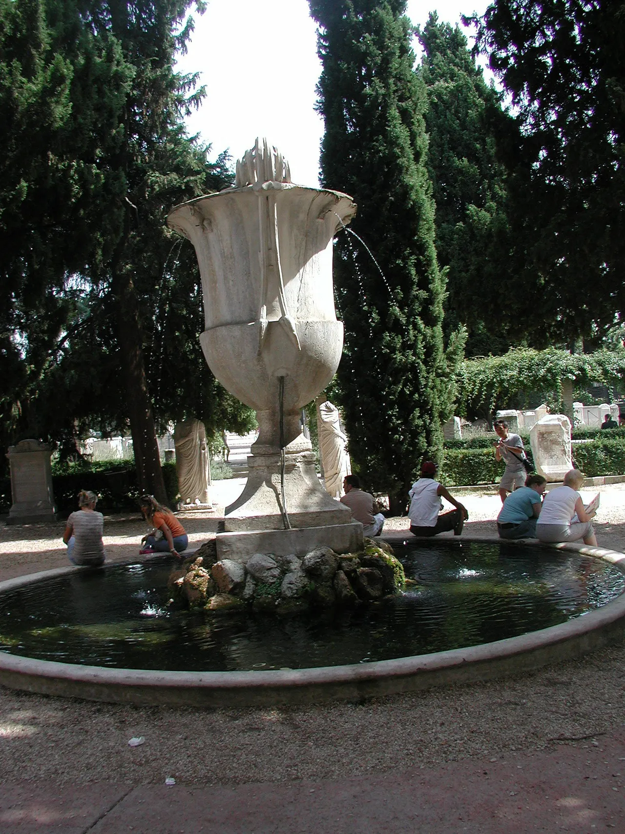 Une fontaine en ville (illustration)