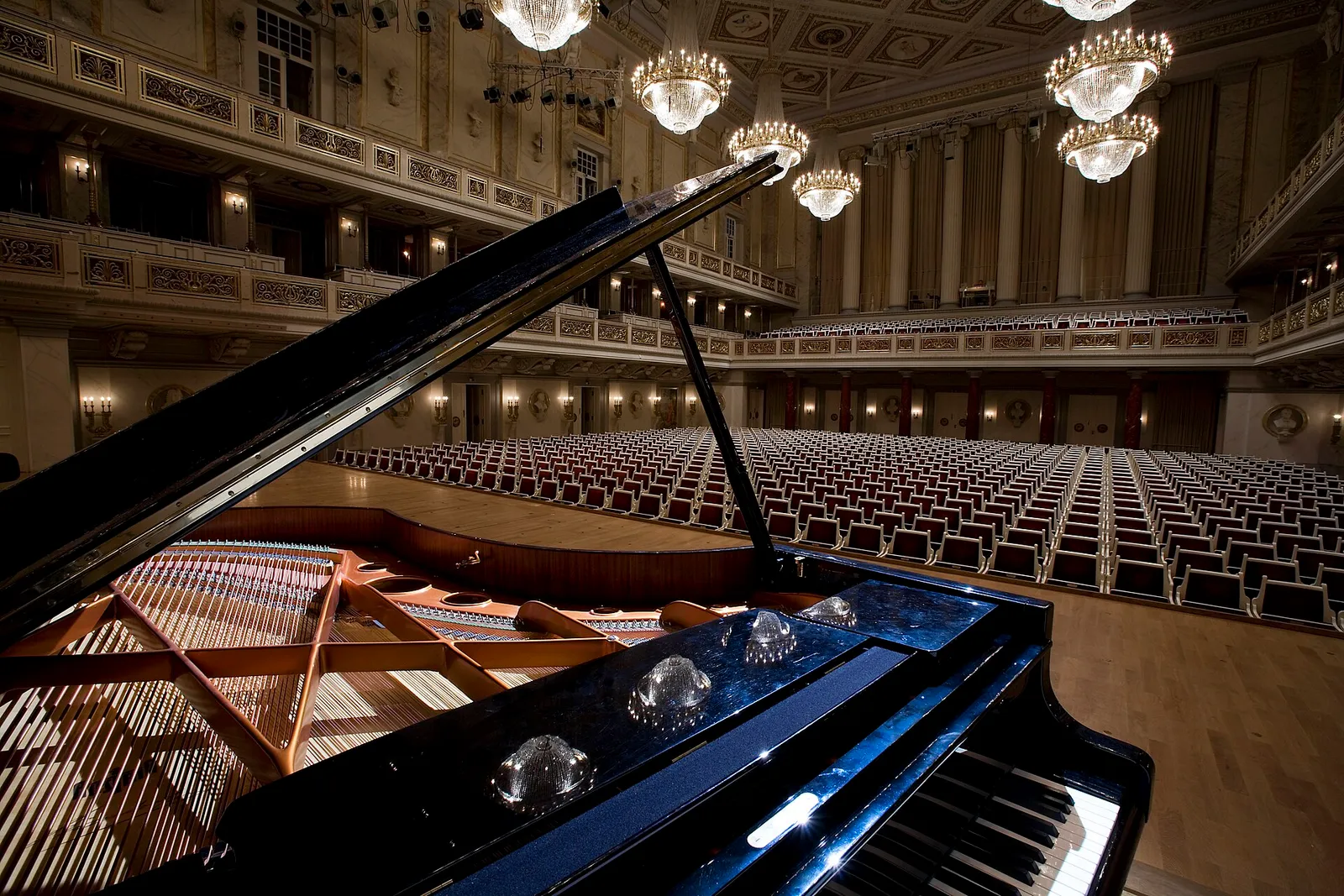 Un piano à queue sur la scène d'une salle de concert (illustration)