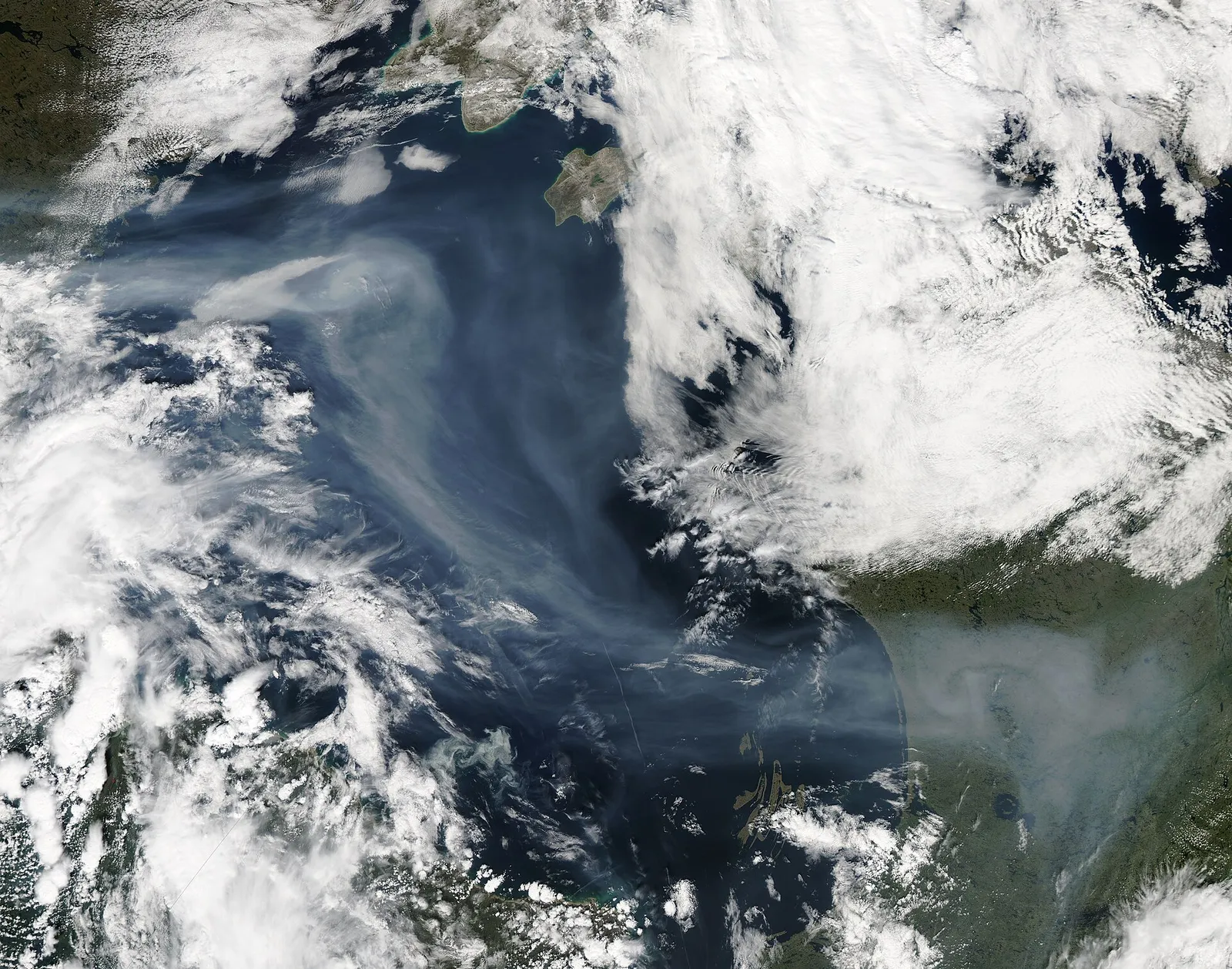 La fumée d'incendies au-dessus de la baie d'Hudson, au Canada (vue satellite)