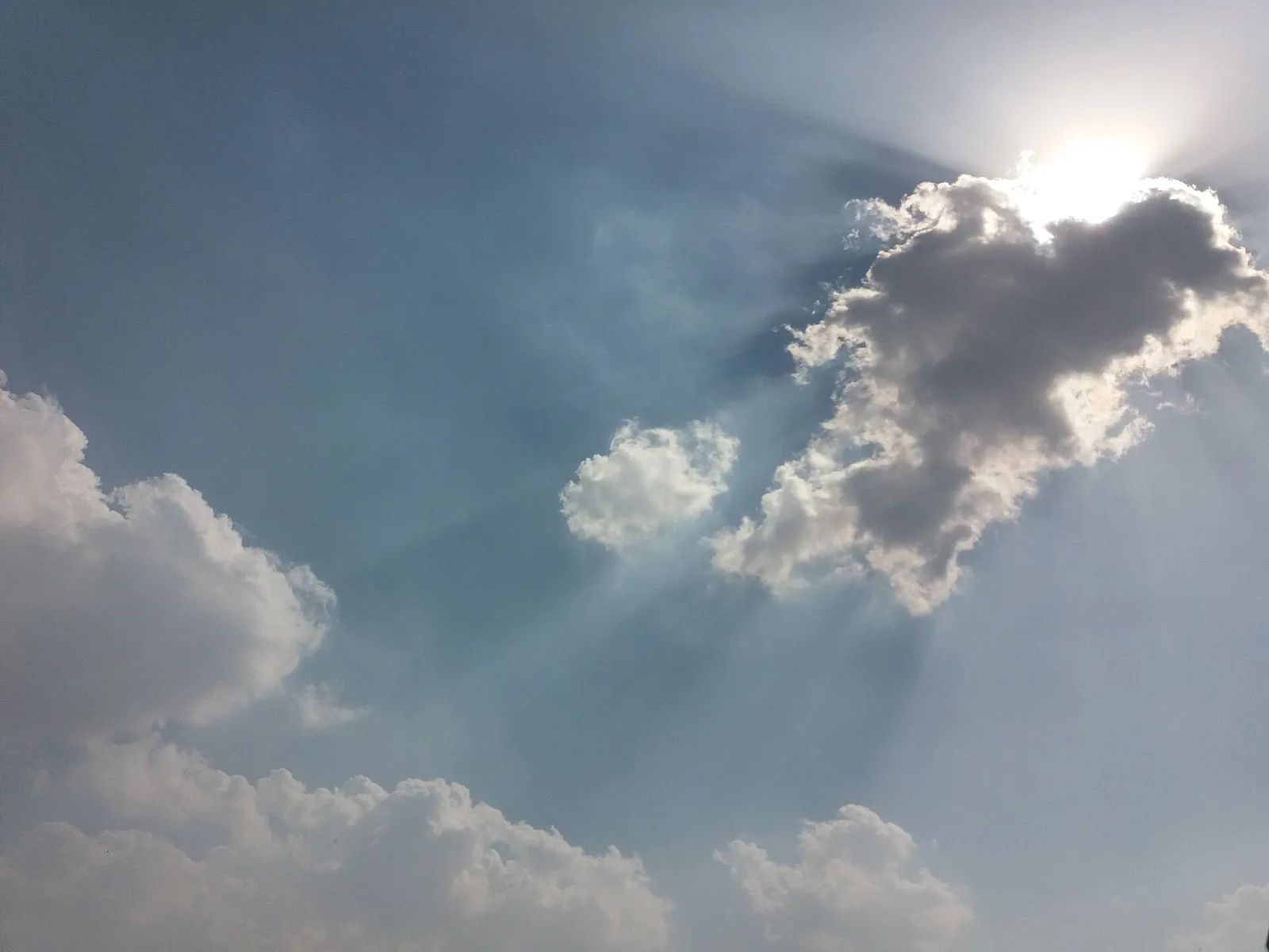 Ciel bleu et dégagé sous un soleil éclatant
