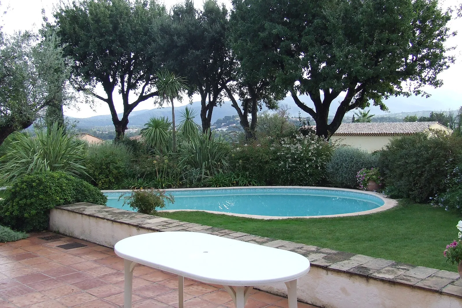 Piscine privée dans un jardin