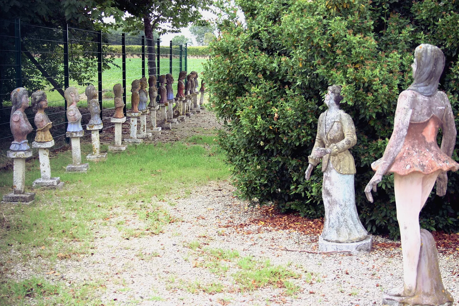 Des statues du Jardin de Gabriel, à Nantillé