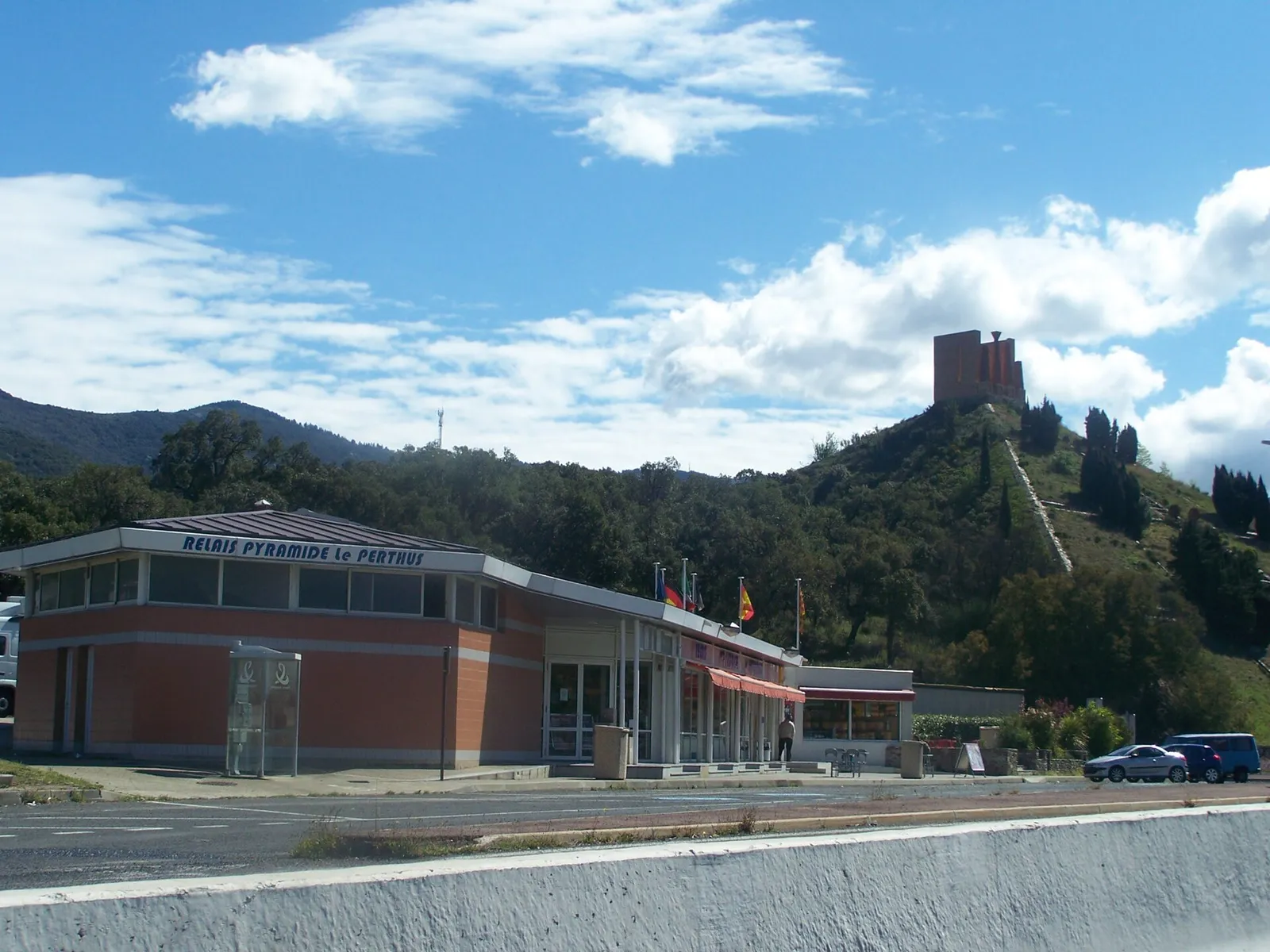 La frontière franco-espagnole au col du Perthus, dans les Pyrénées-Orientales