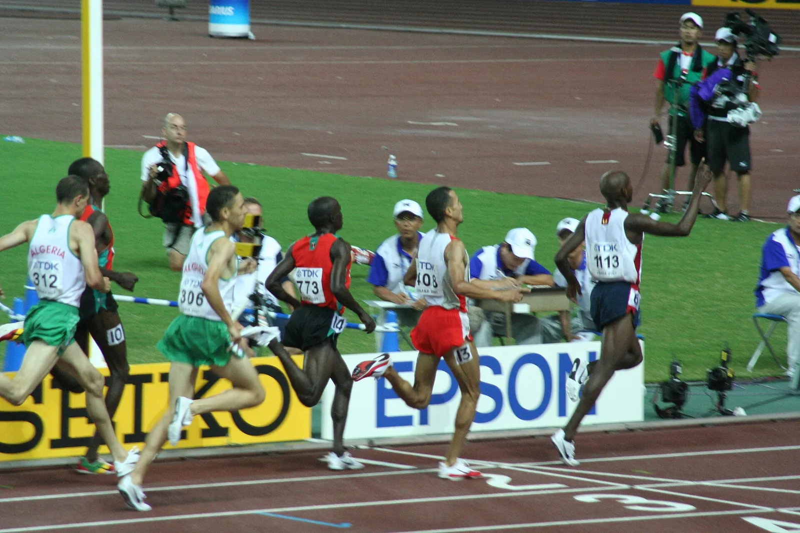 Arrivée d'une course sur piste lors de championnats internationaux d'athlétisme