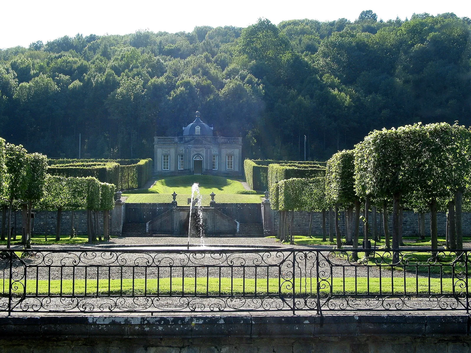 Le château et les jardins de Freÿr, au bord de la Meuse en Belgique