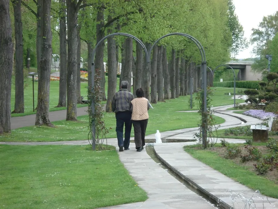 Des personnes marchant dans un parc (illustration)