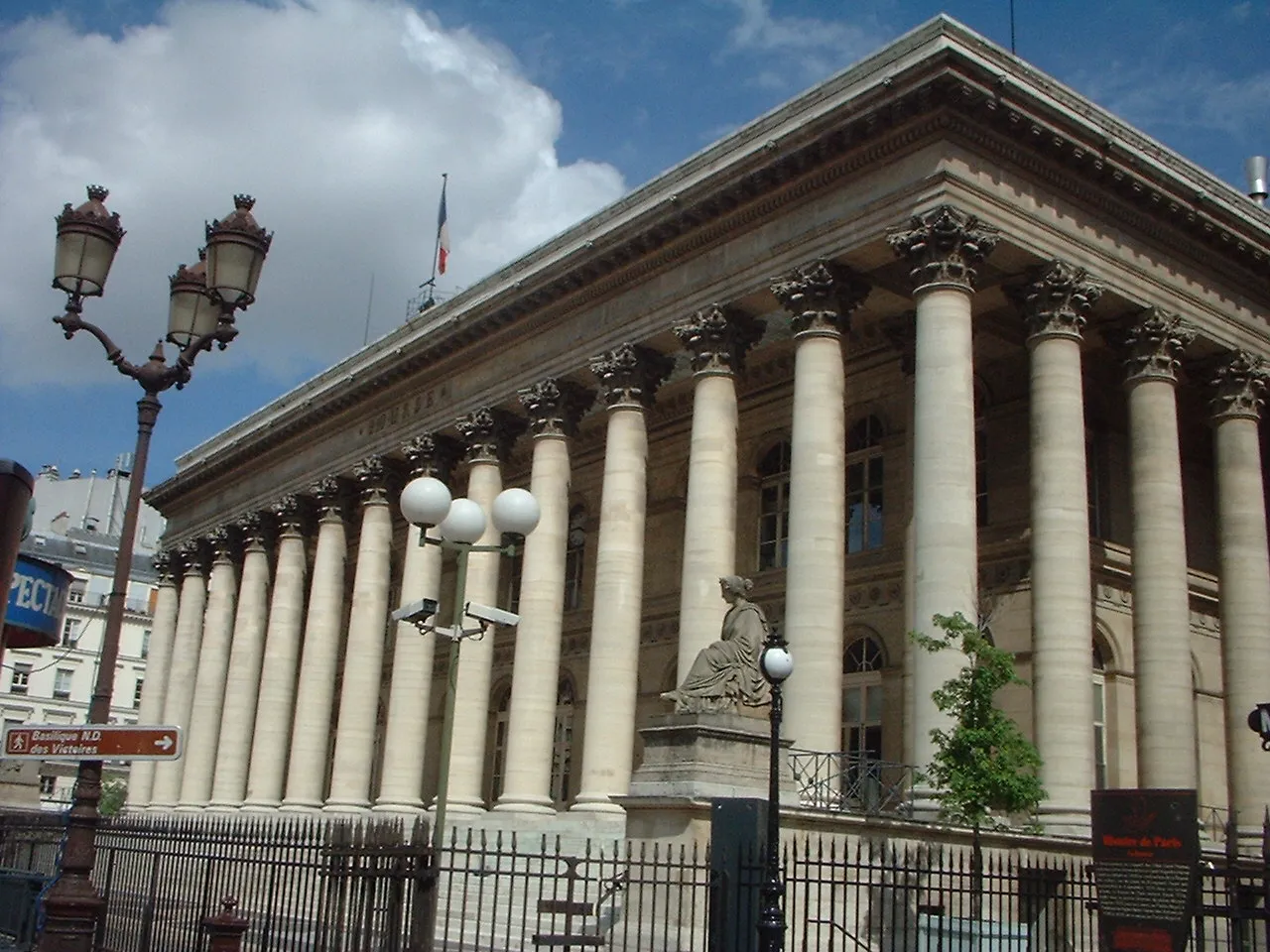 Le Palais Brongniart, ancien palais de la Bourse, à Paris