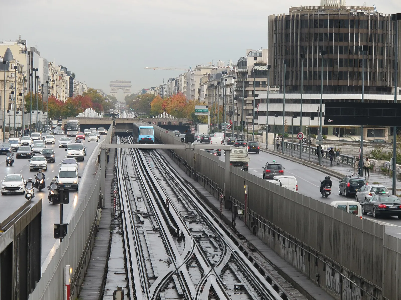 Une rame MP05 de la ligne 1 du métro parisien