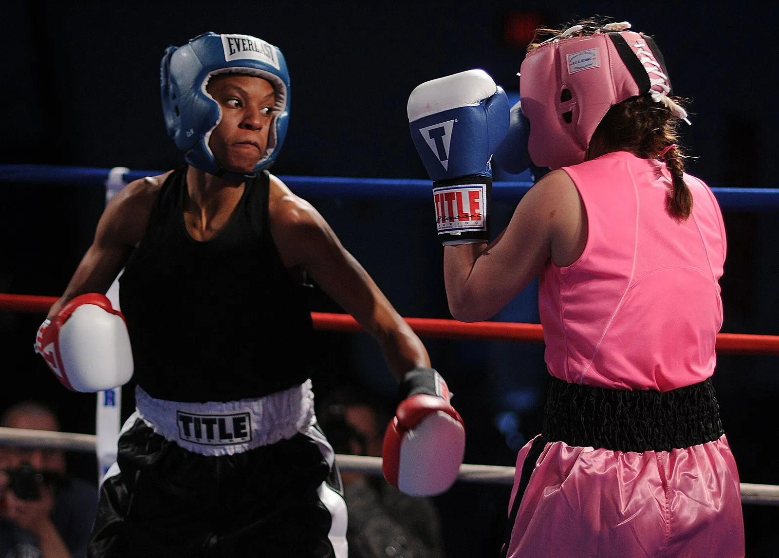 Un combat de boxe sur un ring (illustration)