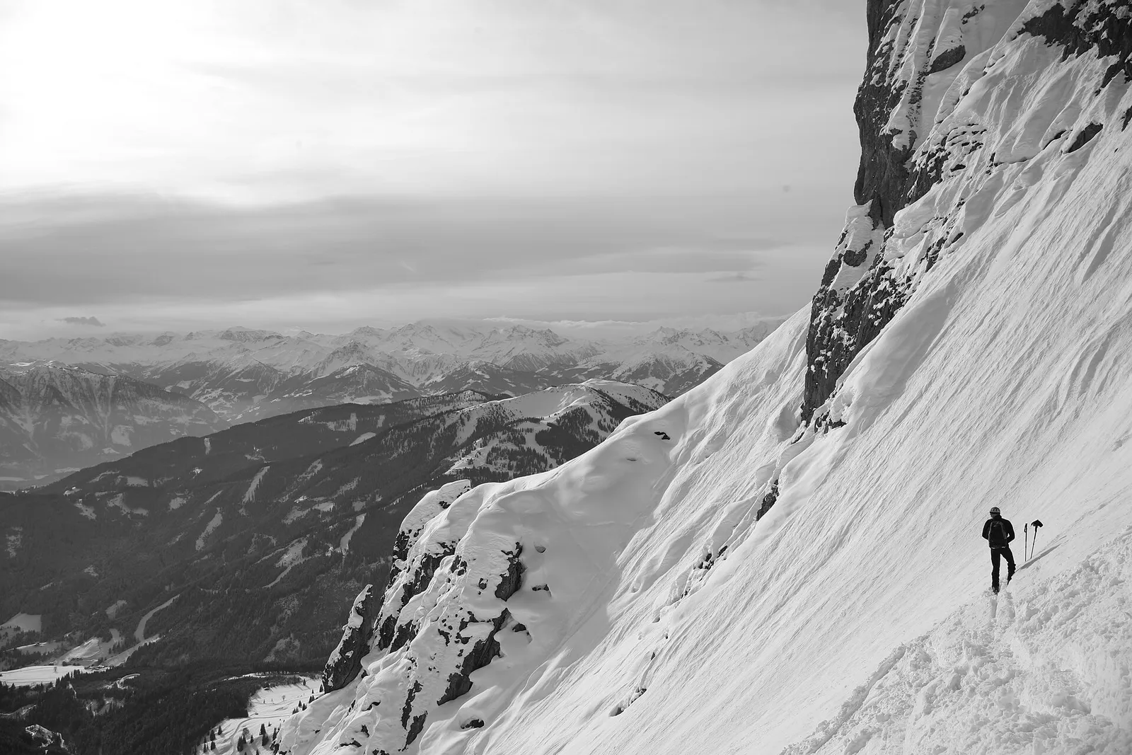 Une course de ski-alpinisme en montagne
