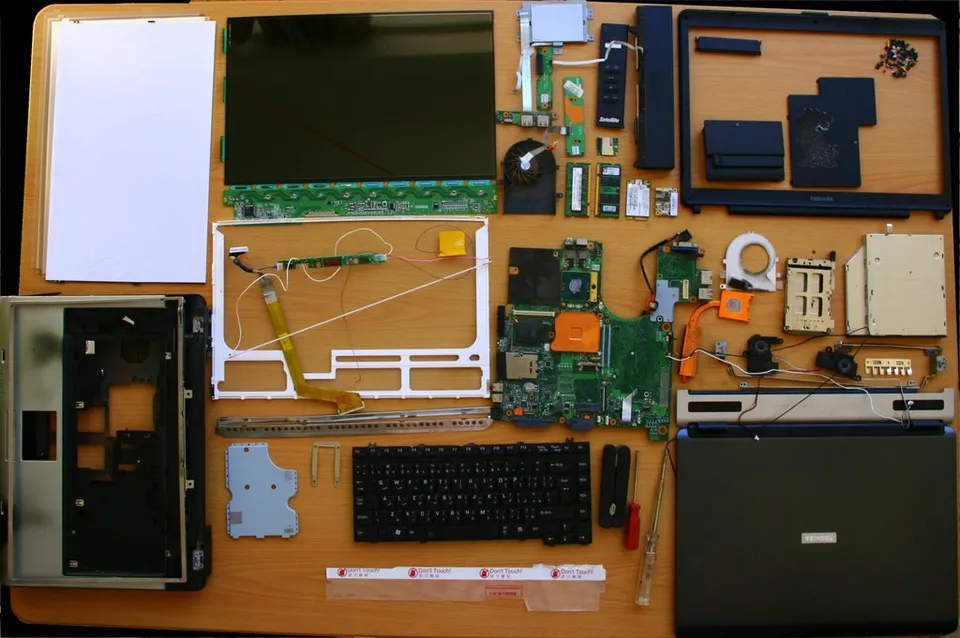 Ordinateur portable démonté, pièces et composants étalés pour réparation