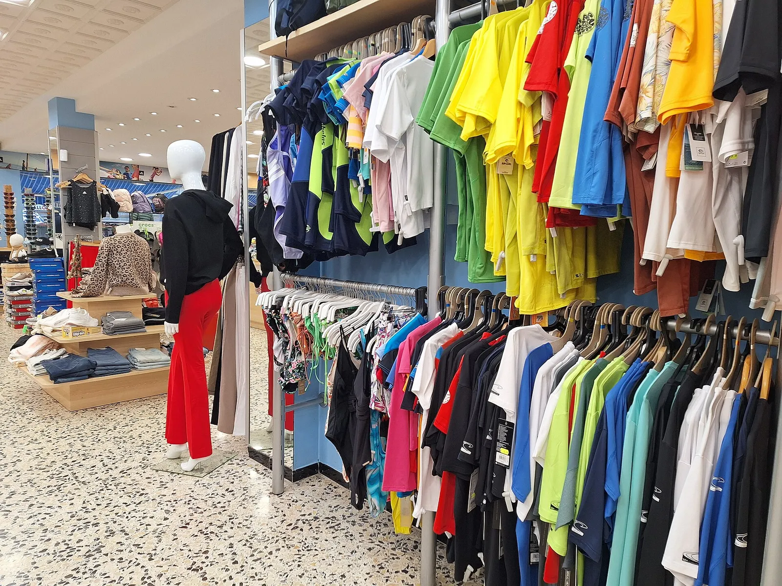 Rayons de vêtements dans un magasin de prêt-à-porter