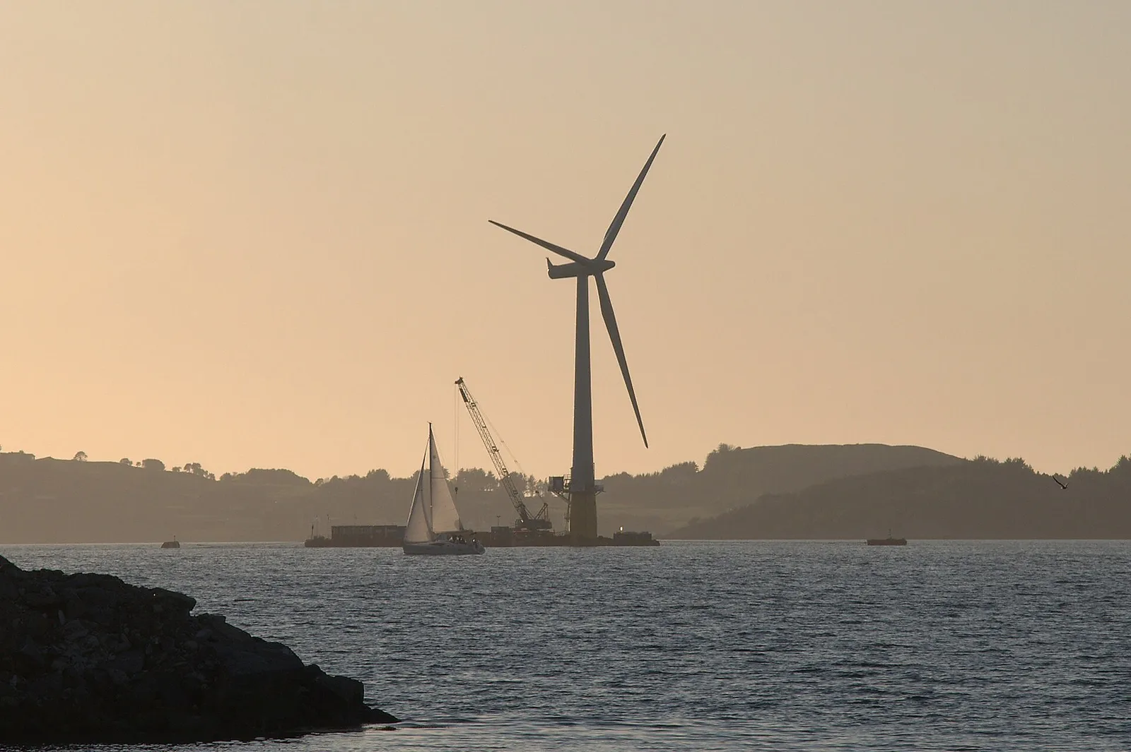 Éolienne flottante en mer (illustration)