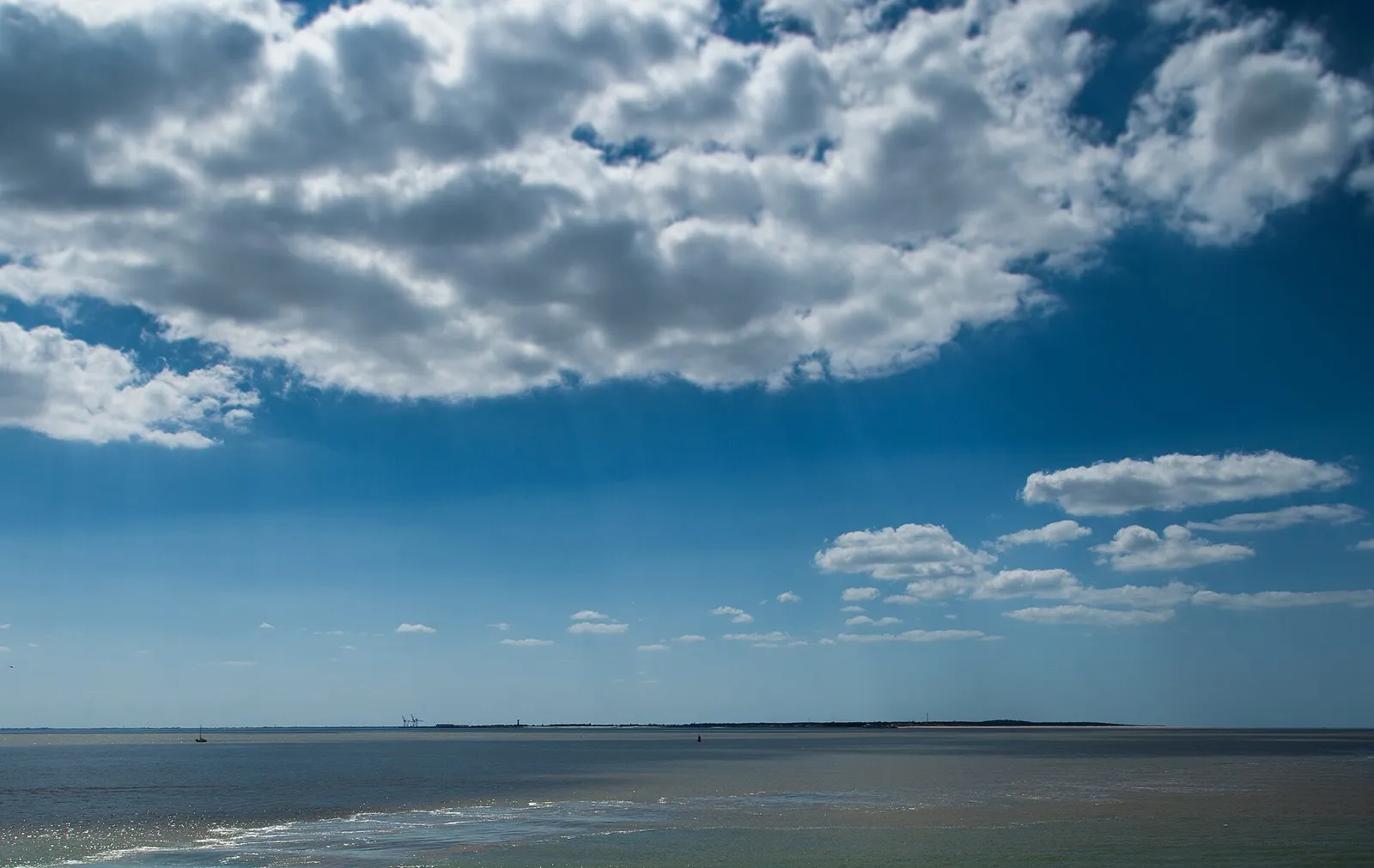La pointe de Grave vue depuis Royan, à l'embouchure de la Gironde