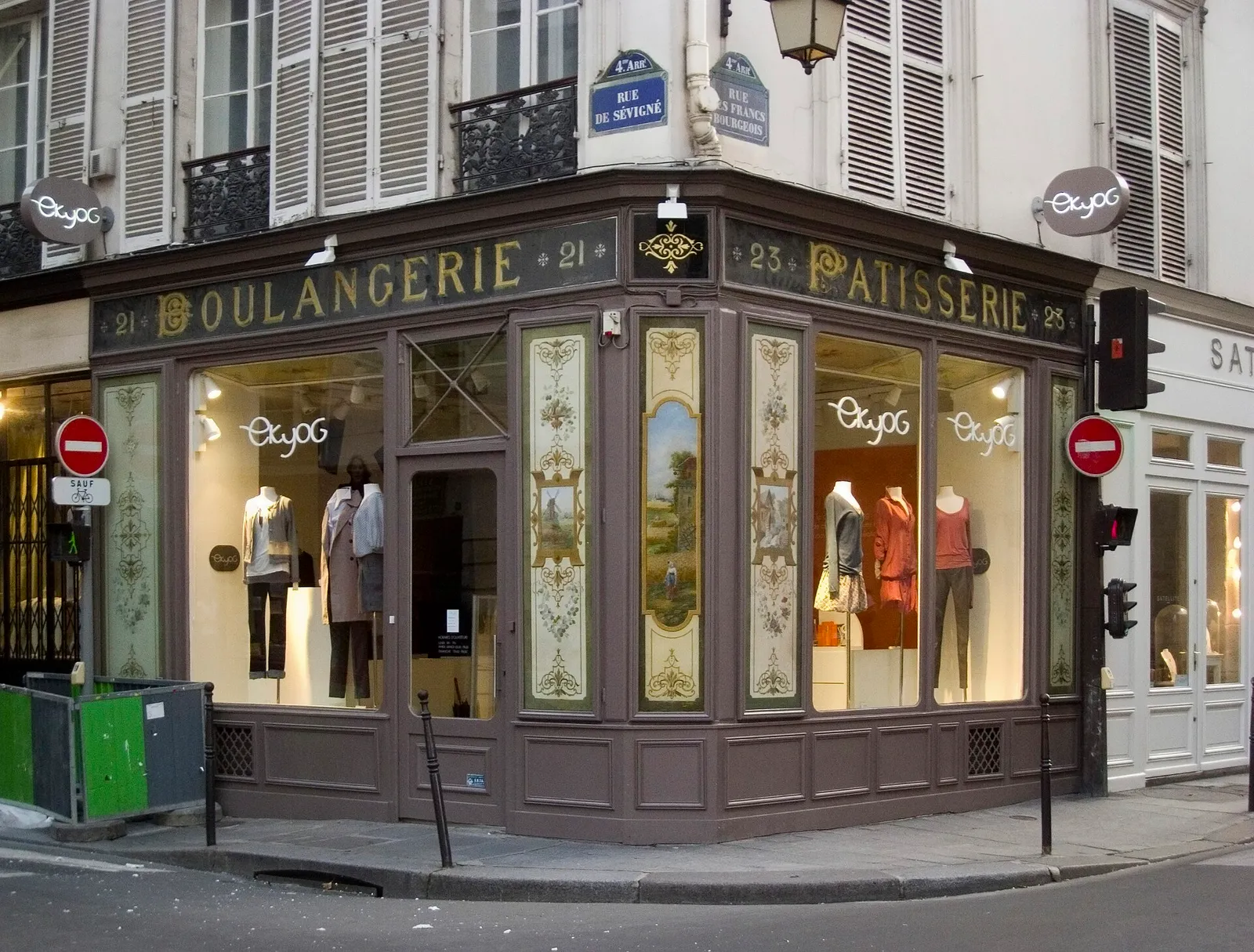 La devanture d'un commerce de proximité à Paris