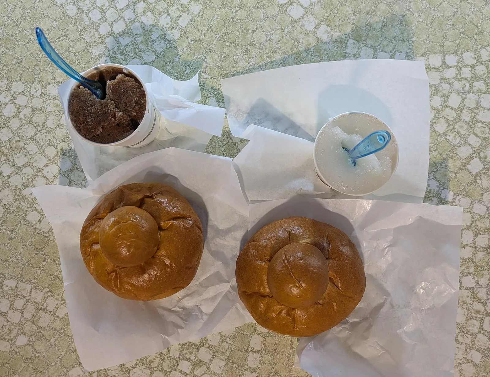 Une granita sicilienne accompagnée d'une brioche
