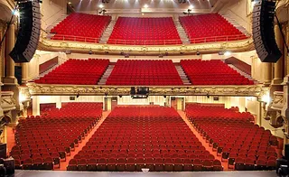 Salle d'un théâtre parisien, vue depuis les balcons