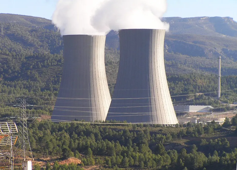 Les tours de refroidissement d'une centrale nucléaire (illustration)