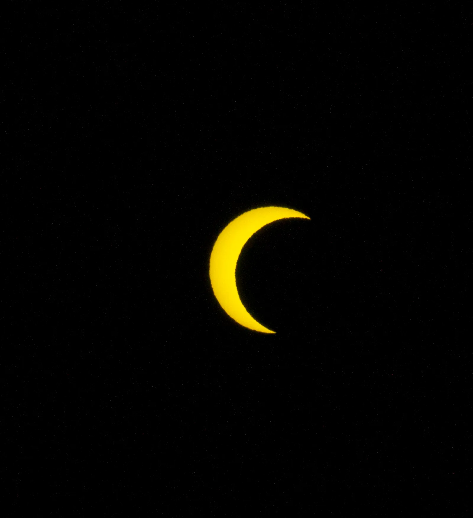 Le Soleil partiellement masqué par la Lune lors d'une éclipse partielle
