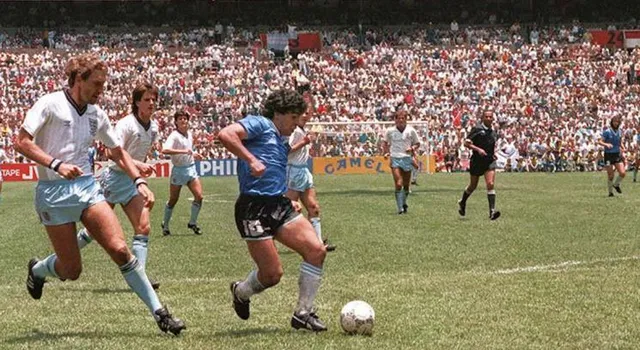 Diego Maradona lors d'un match Argentine-Angleterre en 1986