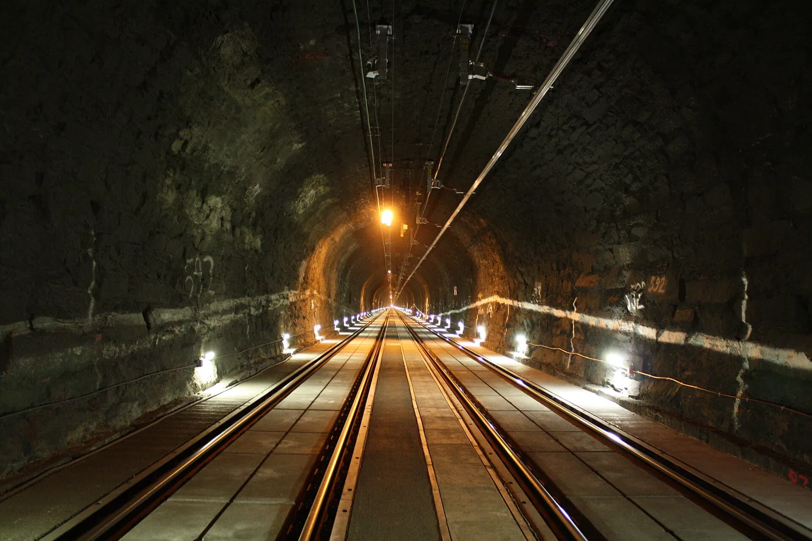 L'entrée d'un tunnel ferroviaire alpin (illustration)