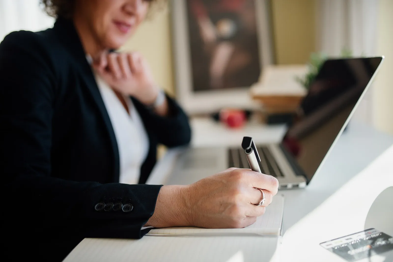 Des documents et un ordinateur sur un bureau