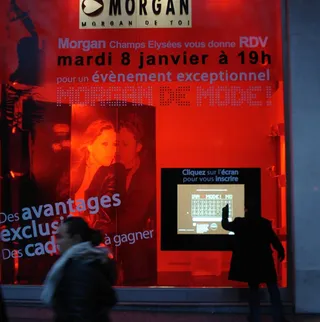 Une vitrine de magasin en soldes (illustration)