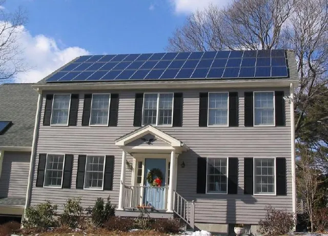 Panneaux solaires sur le toit d'une maison (illustration)