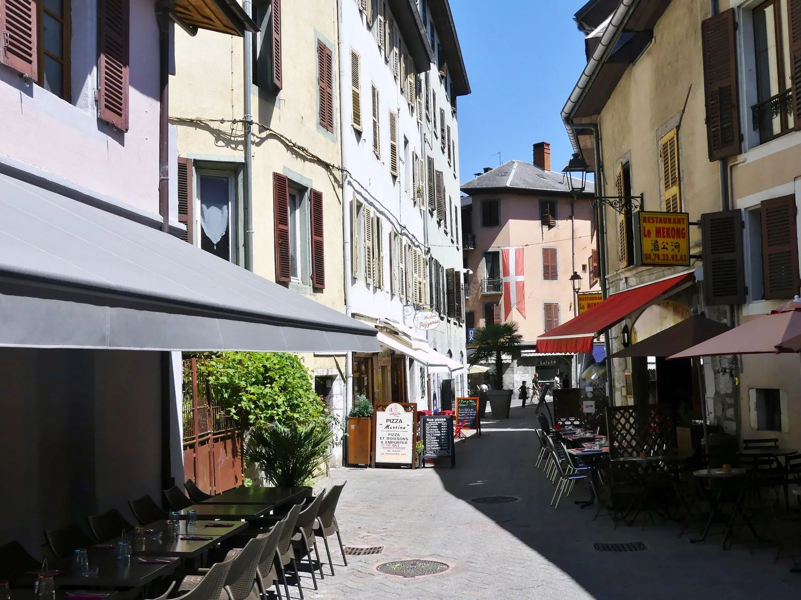 Terrasses de restaurant occupées à l'heure du déjeuner