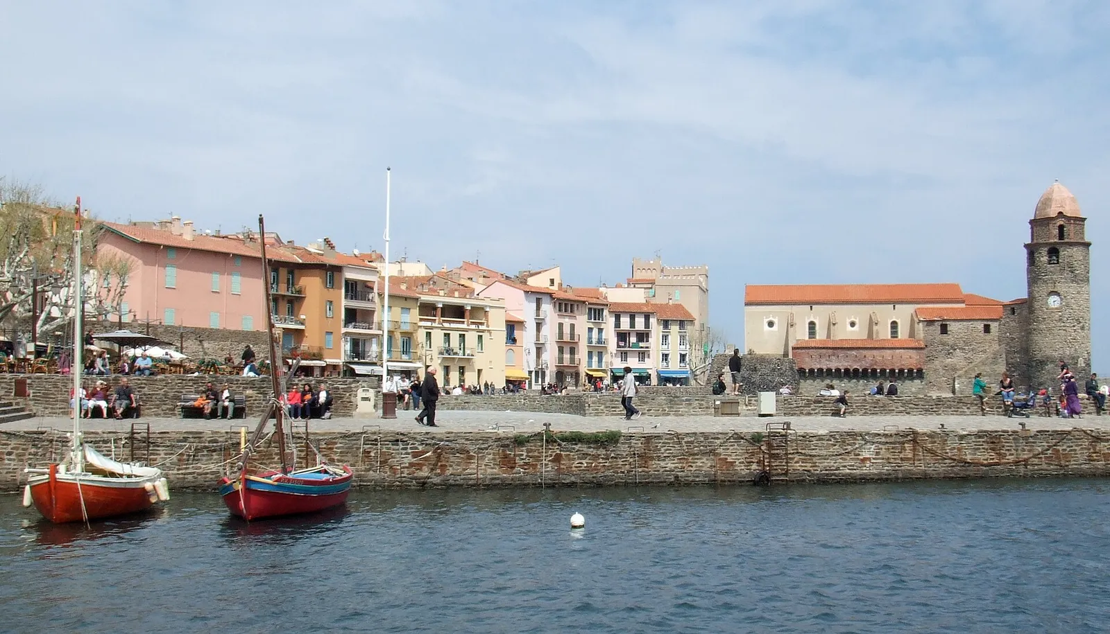 L'église Notre-Dame-des-Anges et son clocher au bord du port de Collioure