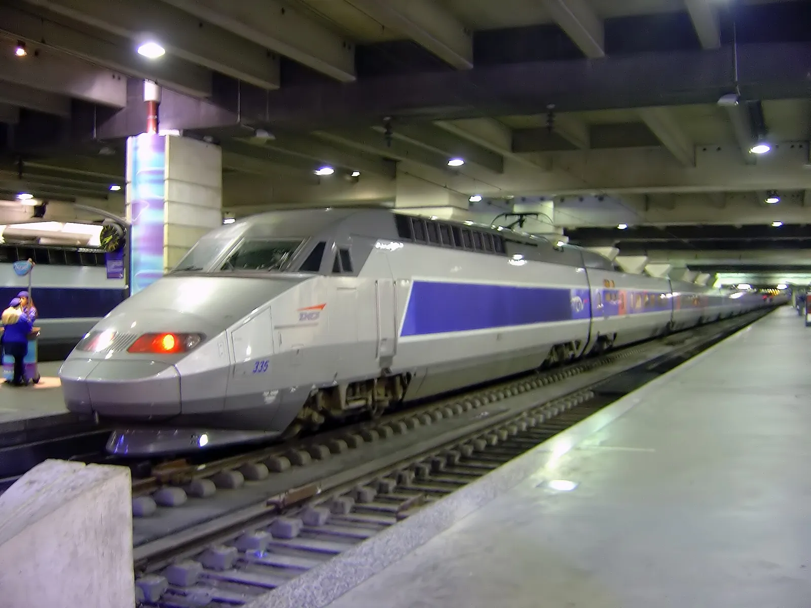 Un TGV en gare de Paris-Montparnasse