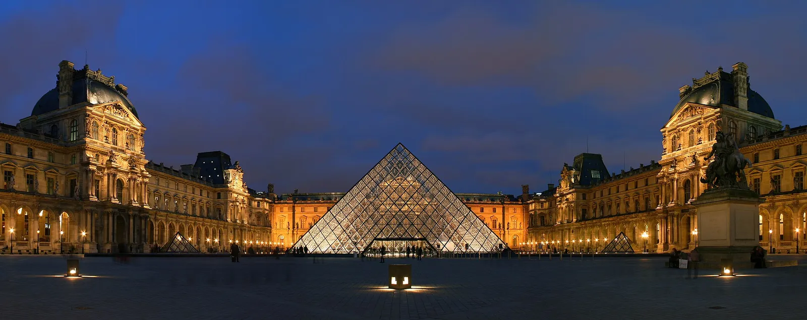 La pyramide du Louvre, à Paris (illustration)