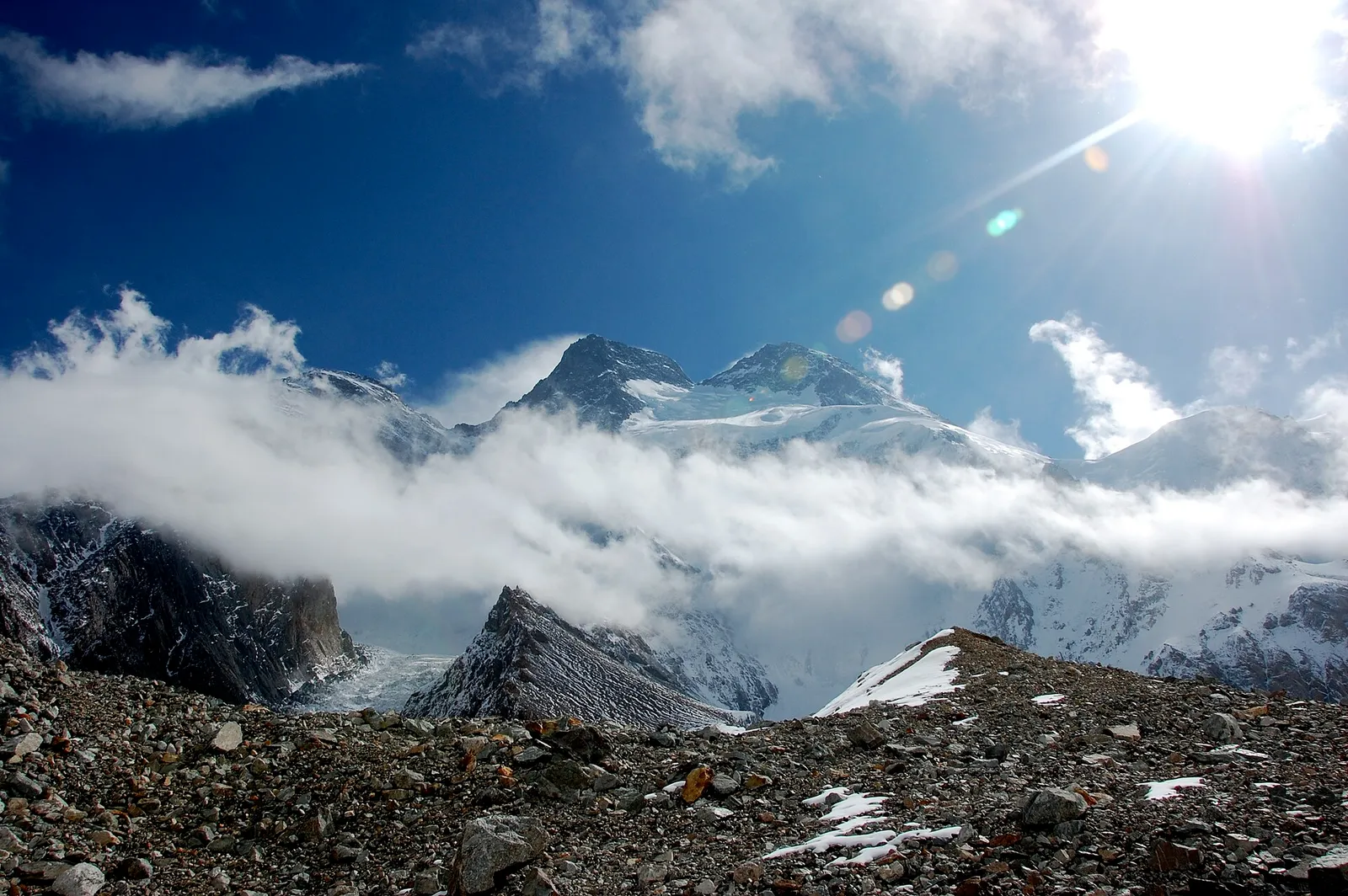 Le Broad Peak vu depuis le glacier Godwin-Austen, dans le Karakoram pakistanais